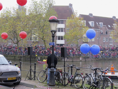 906673 Afbeelding van het massaal opgekomen publiek op de Nieuwekade te Utrecht, dat in afwachting is van Sinterklaas ...